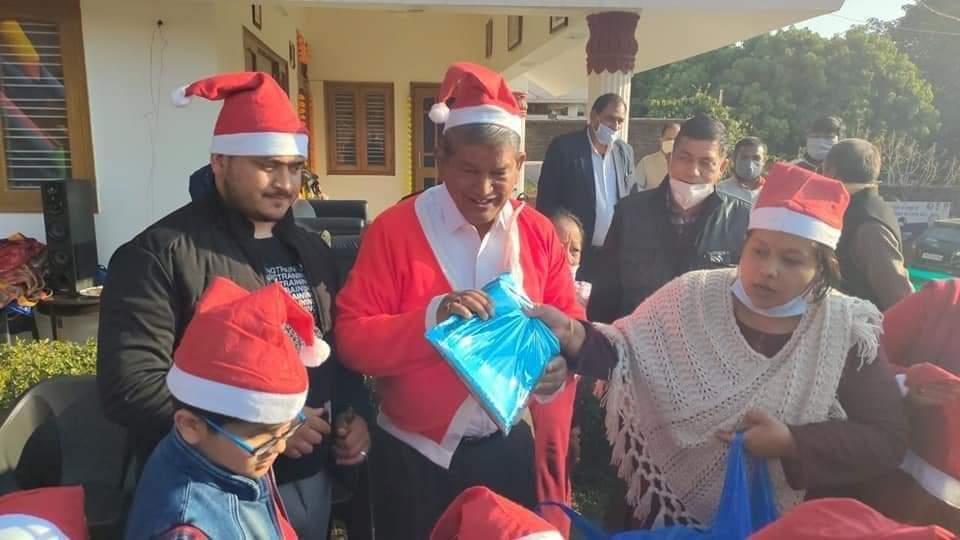 सांता बनकर पूर्व सीएम हरीश रावत पहुंचे बच्चों के बीच, पूरी की फरमाइश