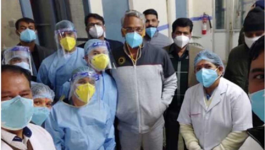 कोरोना संक्रमित सीएम त्रिवेंद्र एहतियातन कुछ जांचों के लिए दिल्ली एम्स शिफ्ट