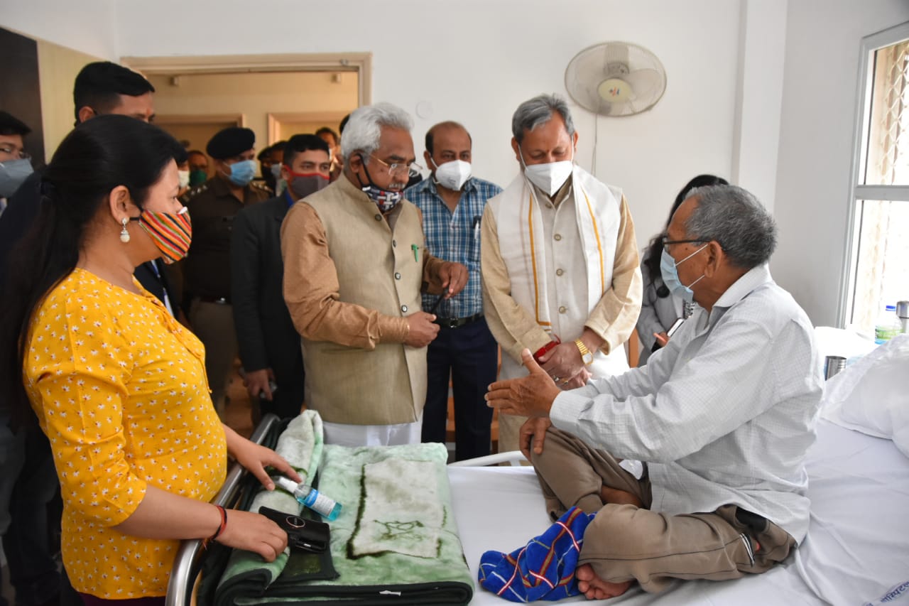 सीएम तीरथ ने अस्पताल पहुंचकर जाना बीजेपी के वरिष्ठ नेता मोहनलाल बौंठियाल का हालचाल