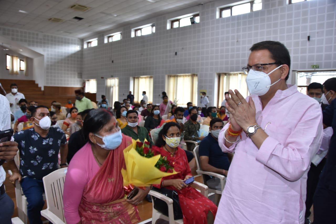 मुख्यमंत्री पुष्कर सिंह धामी ने मुख्यमंत्री आवास स्थित जनता दर्शन हॉल मेंं जन समस्याओंं को सुना। लोगों ने सड़क, पेयजल, स्वास्थ्य, आर्थिक सहायता से संबंधित समस्याएं मुख्यमंत्री के समक्ष रखी।