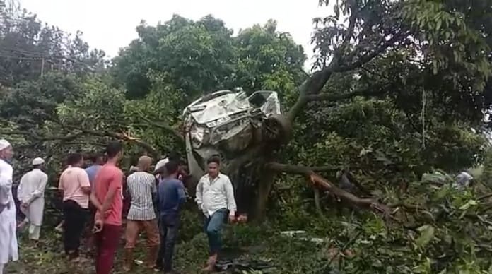 देहरादून : पेड़ पर जा चढ़ी गाड़ी को हवा में उड़ता देख लोगों के होश उड़ गए।