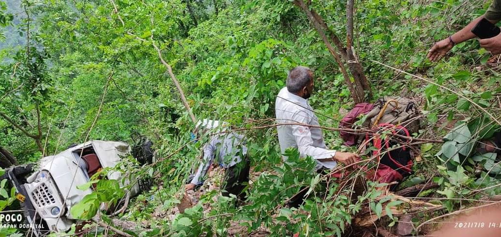 ब्रेकिंगः उत्तराखंड में यहां हाईवे पर यात्रियों से भरा वाहन गहरी खाई में गिरा, 10 लोग थे सवार, मची चीख-पुकार