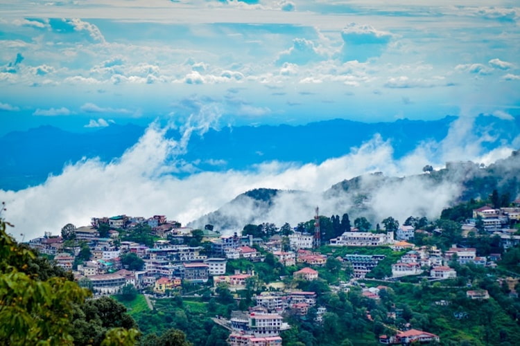 अगर इस वीकेंड पहाड़ों की रानी मसूरी घूमने का प्लान कर रहे हैं तो इस बात पर जरूर ध्यान दें कि अब सिर्फ 15000 पर्यटक हीं वहां ठहर सकेंगे। जानिए क्यों जिला प्रशासन ने ये कदम उठाया देहरादून।अगर आप वीकेंड पर पहाड़ों की रानी मसूरी का रुख कर रहे