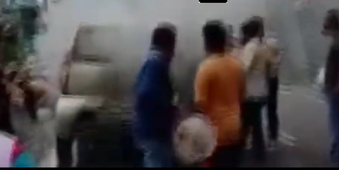 उत्तराखंड में यहा  धू धू कर जलने लगी   कार  ओर फिर बीच सड़क में धुंआ ही धुंआ