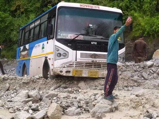 उत्तराखंड के पहाड़ में संभलकर करें सफर , देखिये ऐसे मलबे में फस गई बस