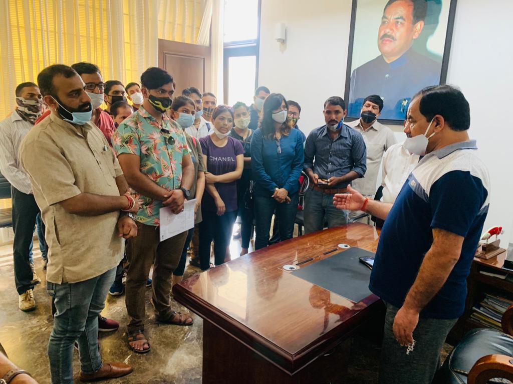 उपनल कर्मचारी महासंघ के पदाधिकारियों द्वारा माननीय मंत्री डॉ हरक सिंह रावत जी एवं माननीय मंत्री गणेश जोशी जी से जाकर मिले,