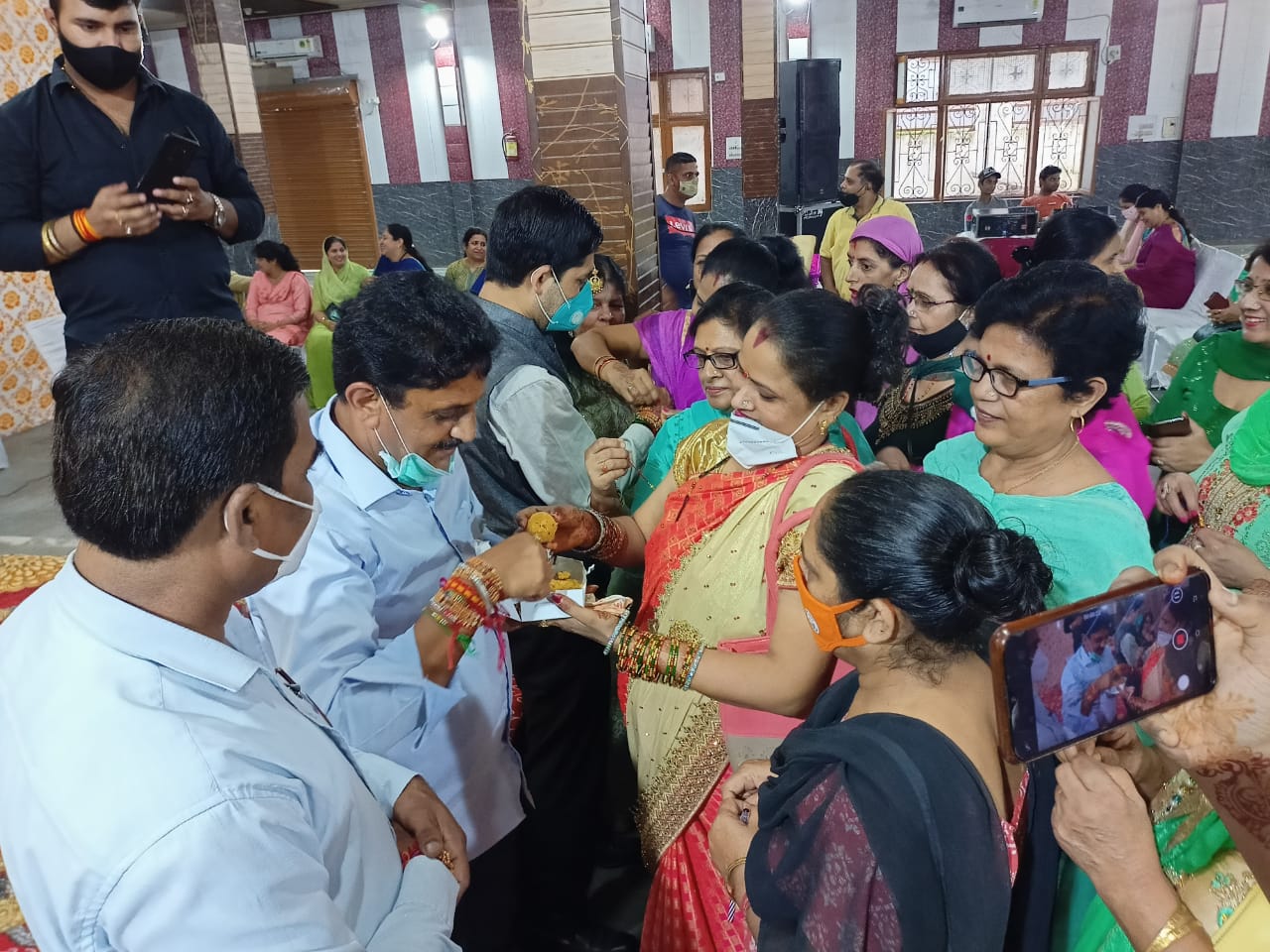 देहरादून : कांवली प्रेम नगर मंडल महिला मोर्चा द्वारा तीज़ एवं रक्षाबंधन कार्यक्रम के मुख्य अतिथि भाई जोगेन्द्र सिंह पुण्डीर ने सभी मातृशक्ति बहनों को तीज़ और रक्षाबंधन की दी बधाई एवं शुभकामनाएं .