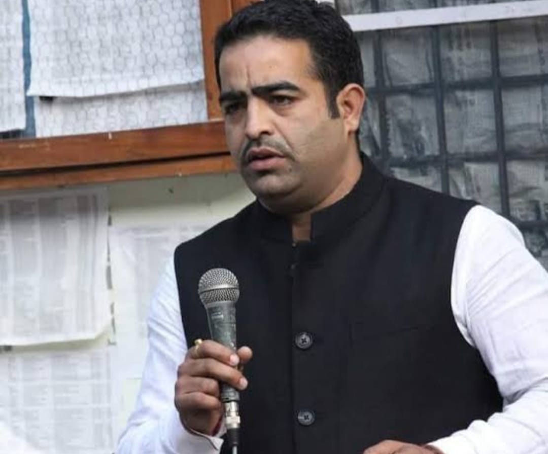 उत्तराखंड में उठा सवाल क्या मुख्यमंत्री से बड़े हो गये राज्य के नोकरशाह ? उत्तराखण्ड जनरल ओबीसी इम्पलाईज एसो0 के प्रान्तीय अध्यक्ष दीपक जोशी ने क्यो जताया कडा ऐतराज पढे पुरी रिपोर्ट