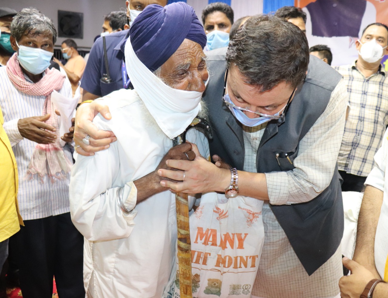 उतराखंड   मुख्यमंत्री पुष्कर सिंह धामी ने विधानसभा क्षेत्र खटीमा में पहुंचकर कार्यकर्ता बैठक एवं जनमिलन समारोह में शिरकत की। उन्होने लोगों का अभिनन्दन स्वीकार करते हुए धन्यवाद ज्ञापित किया