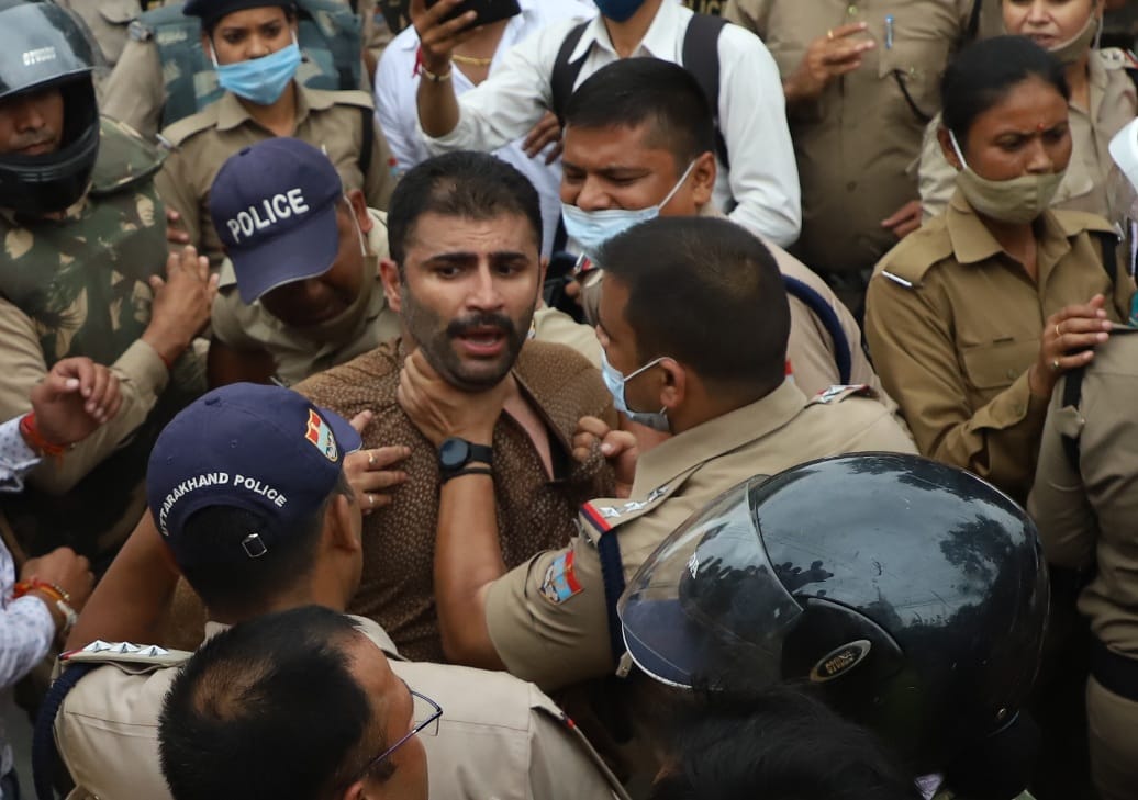 पूछता  है उत्तराखंड :  अभिनव थापर   कोई तालिबानी, अपराधिक छवि वाला गुंडा , हत्यारा, चोर था ?? यदि नहीं तो पुलिस के किस मैन्युअल के आधार पर ” थापर की गर्दन दबोची” ??