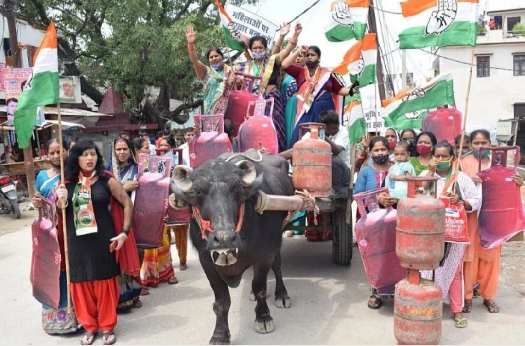 रुद्रपुर:महिला कांग्रेस कार्यकर्ताओं ने बढ़ती महंगाई के खिलाफ भैंसा गाड़ी पर खड़े होकर सरकार के खिलाफ किया प्रदर्शन