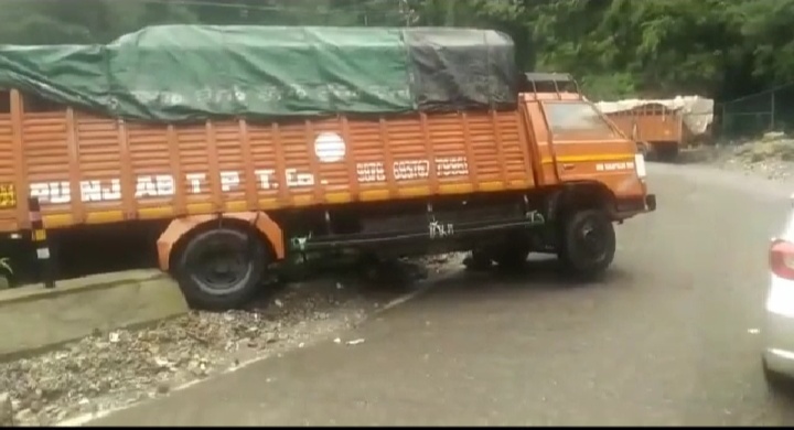 उतराखंड मसूरी देहरादून मार्ग जेपी बेंड के पास अनियत्रित होकर ट्रक पेराफिट से टकराया मचा हड़कंप