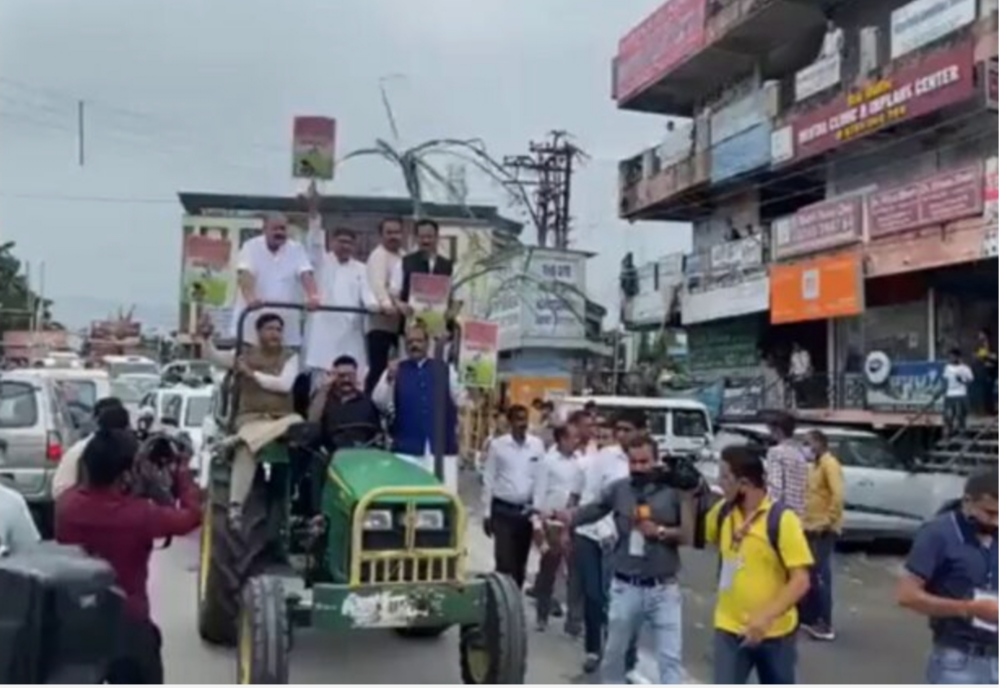 विधानसभा: में कल महंगाई पर साइकिल से सदन आज किसानों के मुद्दे पर ट्रैक्टर लेकर पहुँची टीम प्रीतम, कांग्रेस के कड़े तेवरों के आगे धामी सरकार बैकफ़ुट पर