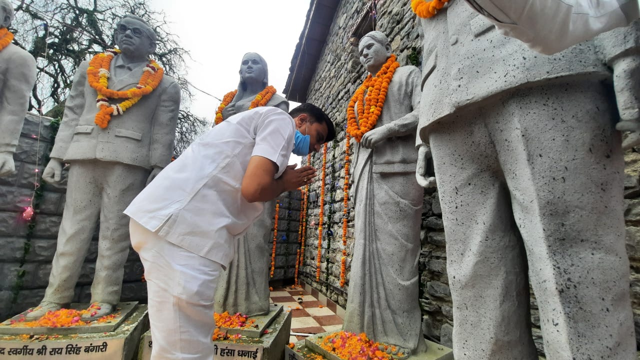 मंसूरी में शहीद स्मारक जाकर आप कार्यकर्ताओं ने की शहीदों को श्रद्धासुमन अर्पित और कहा बनाकर रहेंगे शहीदों के सपनों का उत्तराखंड