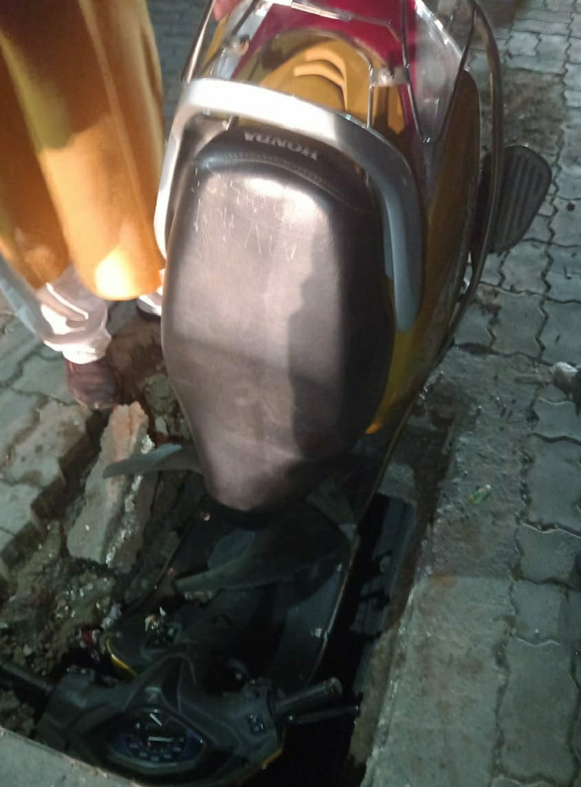 देहरादून: स्मार्ट सिटी के गड्ढे में गिरी स्कूटी, दो बच्चों समेत चार व्यक्ति घायल