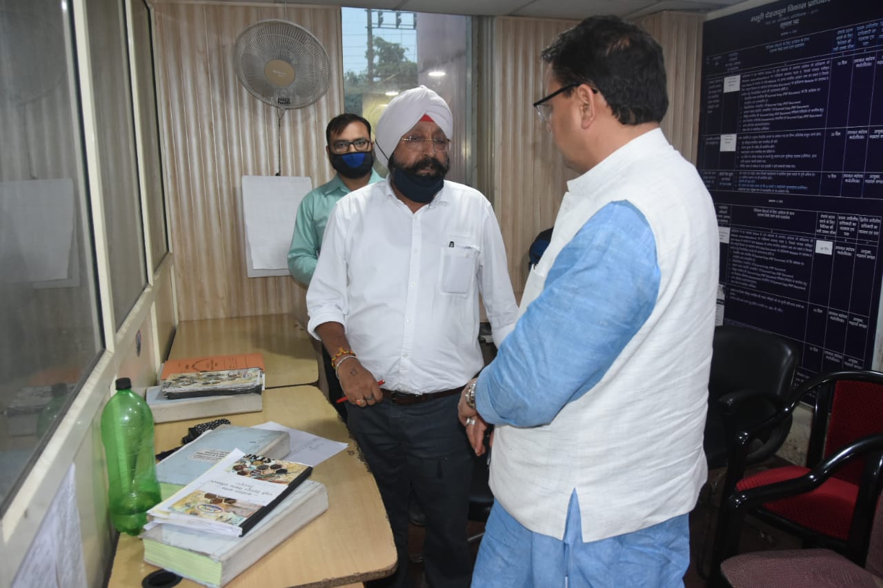 मुख्यमंत्री ने किया एमडीडीए का आकस्मिक निरीक्षण नक्शे पास किये जाने तथा वन टाइम सेटलमेंट प्रक्रिया की ली जानकारी।