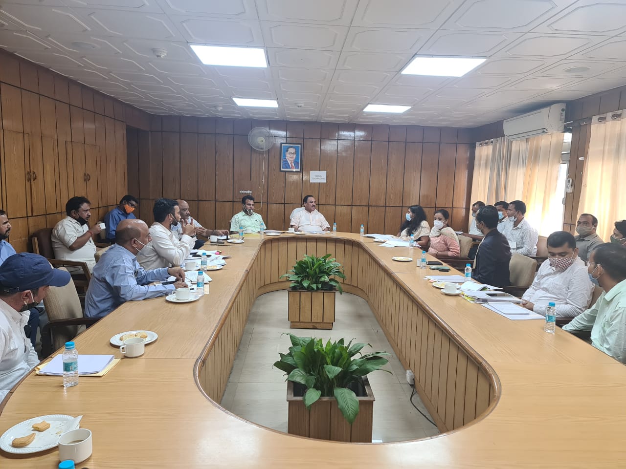 आज विधानसभा भवन में  ऊर्जा मंत्री डॉ हरक सिंह रावत जी ने श्रीनगर जल विद्युत परियोजना के प्रभावितों की समस्याओं के सम्बंध में परियोजना का संचालन करने वाली संस्था जी.वी.के कम्पनी व ऊर्जा विभाग के अधिकारियों की बैठक ली।