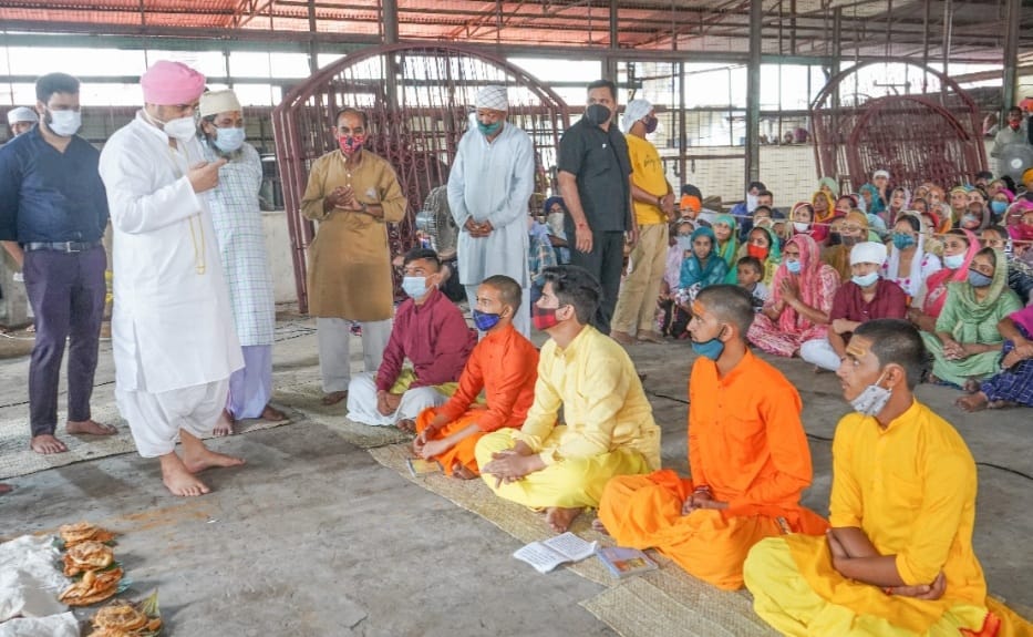 उत्तराखंड : दरबार श्री गुरु राम राय जी महाराज के सज्जादानशीन श्रीमहंत देवेन्द्र दास जी महाराज ने महानिर्वांण पर्व पर विशेष पूजा अर्चना की।
