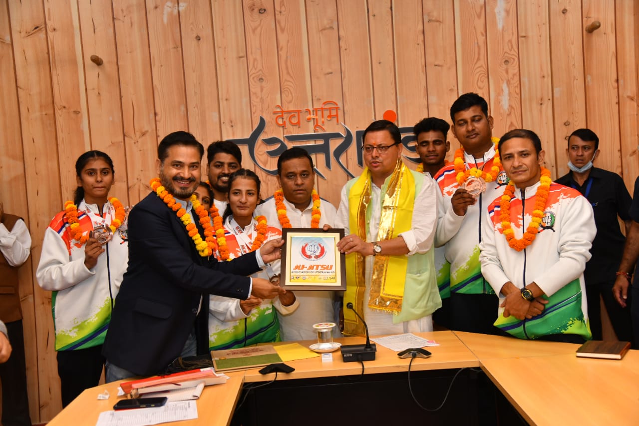 मुख्यमंत्री पुष्कर सिंह धामी ने बुधवार को मुख्यमंत्री आवास में आबू धाबी में आयोजित पांचवी एशियन जु-जित्सु चैंपियनशिप, पदक विजेता उत्तराखंड के जु-जित्सु खिलाड़ियों को सम्मानित किया