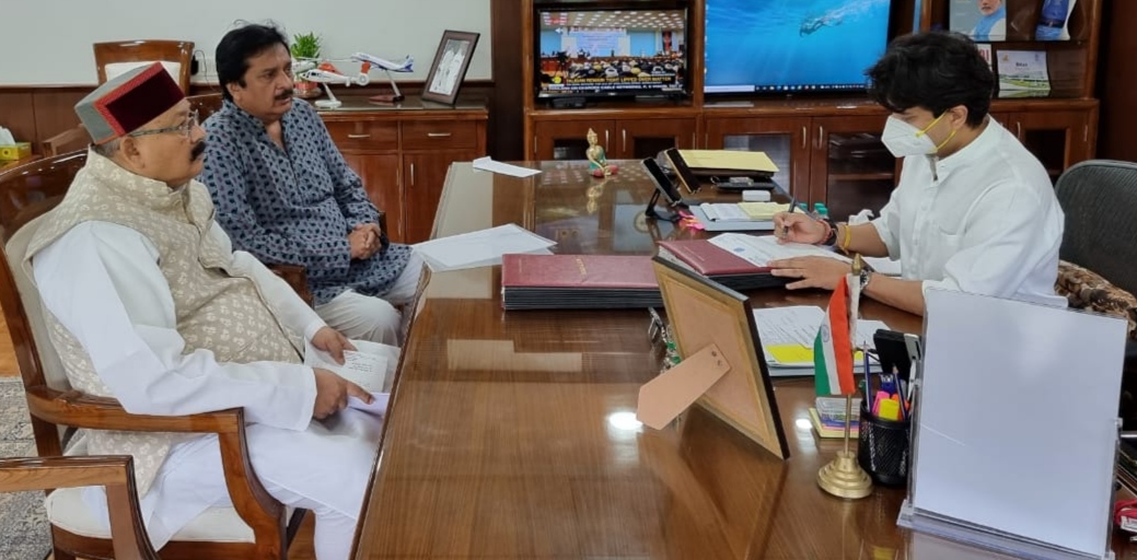 अंतरराष्ट्रीय एयरपोर्ट को लेकर केंद्रीय नागरिक उड्डयन मंत्री से मिले महाराज