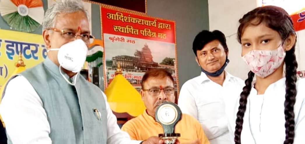 मेधावी छात्र सम्मान समारोह सत्र 2020 -21″ में उत्तीर्ण हुए मेधावी छात्र-छात्राओं को पूर्व सीएम त्रिवेन्द्र ने किया सम्मानित
