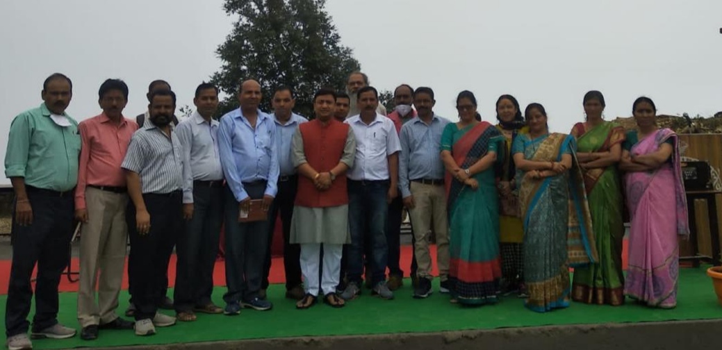 द्वारीखाल प्रमुख महेन्द्र सिंह राणा ने जरूरतमंद छात्रों को किया अध्ययन सामाग्री का वितरण