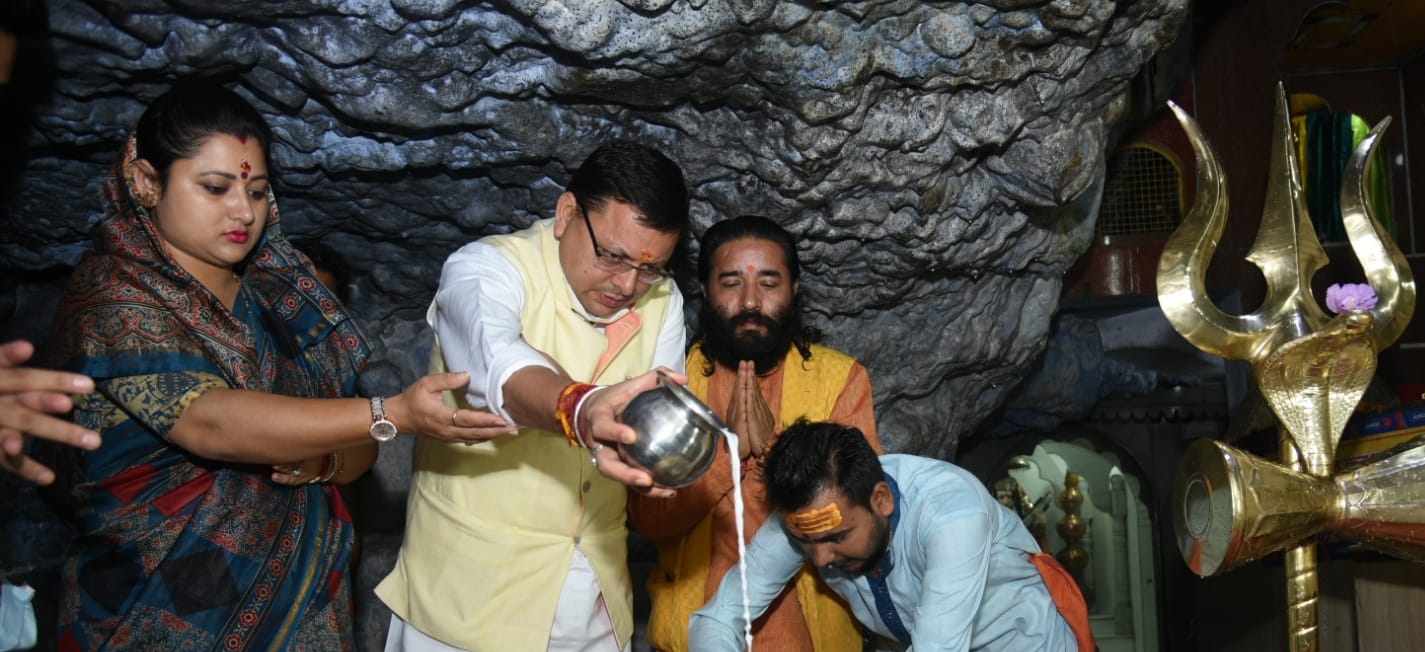 मुख्यमंत्री पुष्कर सिंह धामी ने अपने जन्मदिवस के अवसर पर गुरुवार को टपकेश्वर मंदिर में पूजा अर्चना की एवं भगवान शिव का जलाभिषेक कर प्रदेश की सुख समृद्धि की कामना की
