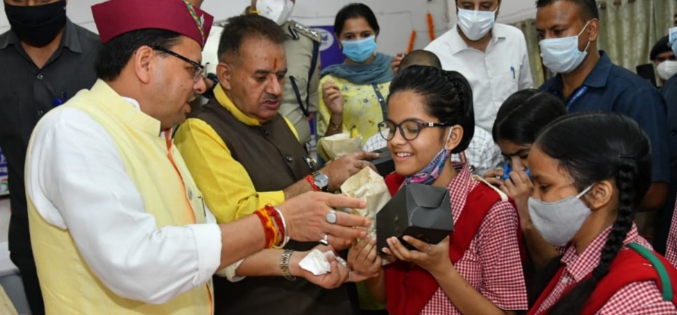 मुख्यमंत्री  पुष्कर सिंह धामी ने गुरुवार प्रातः राष्ट्रीय दृष्टिबाधित दिव्यांगजन सशक्तिकरण संस्थान में दृष्टिबाधित बच्चों के साथ अपना जन्म दिवस मनाया