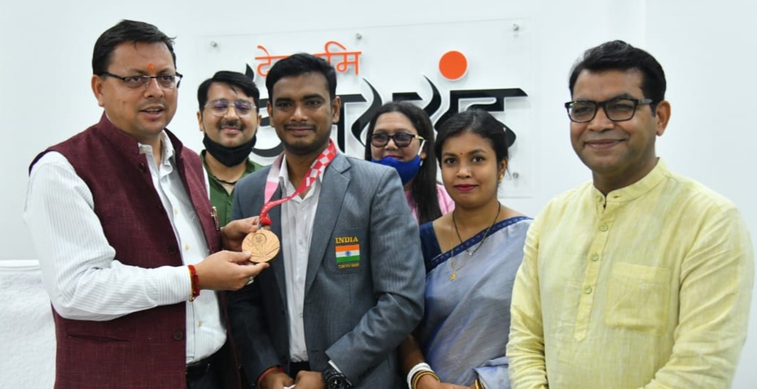 मुख्यमंत्री पुष्कर सिंह धामी ने मंगलवार को मुख्यमंत्री आवास में टोक्यो पैरालंपिक कांस्य पदक विजेता एवं अर्जुन अवार्ड प्राप्तकर्ता मनोज सरकार को शॉल ओढ़ाकर सम्मानित किया।