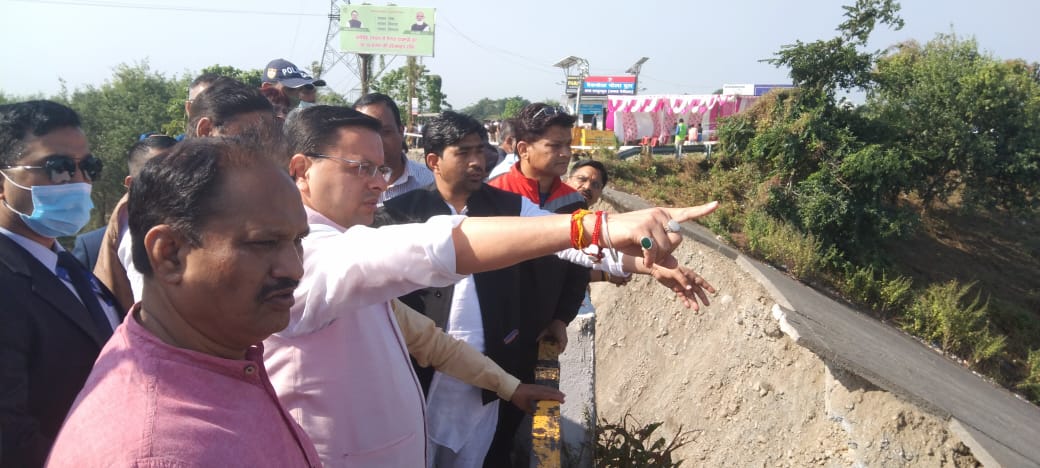 मुख्यमंत्री  पुष्कर सिंह धामी ने रविवार प्रातः क्षत्रिग्रस्त गौला पुल का स्थालीय निरीक्षण किया