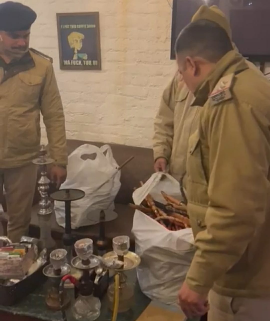उत्तराखंड: यहाँ देर रात रेस्टोरेंट में पुलिस की दबिश, भारी संख्या में हुक्का और तंबाकू बरामद