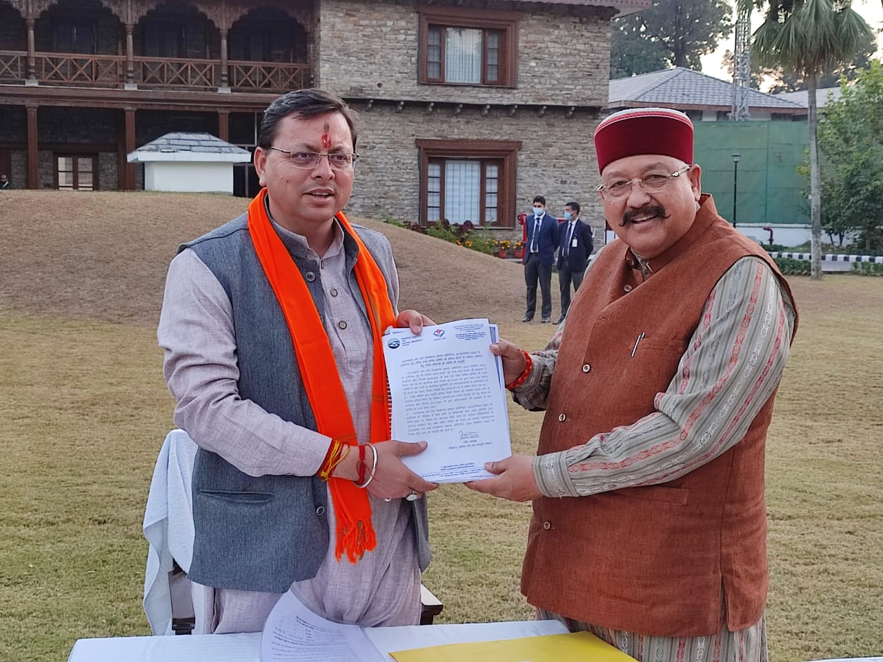 देवस्थानम बोर्ड पर महाराज ने मुख्यमंत्री को सौंपी उच्च स्तरीय समिति की रिपोर्ट