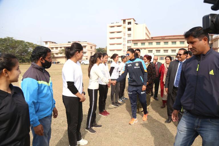 श्री गुरु राम राय विश्वविद्यालय ने अन्तर्राष्ट्रीय क्रिकेटर स्नेह राणा को किया सम्मानित,विश्वविद्यालय की ब्रांड एम्बेसडर भी हैं स्नेह राणा