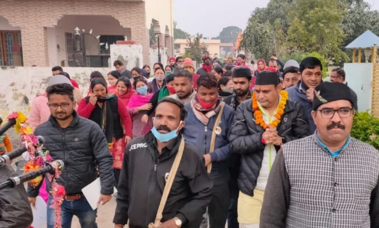 बीर सिंह पंवार अपने चुनाव निशान बल्ले से लगा रहे चौके छक्के
