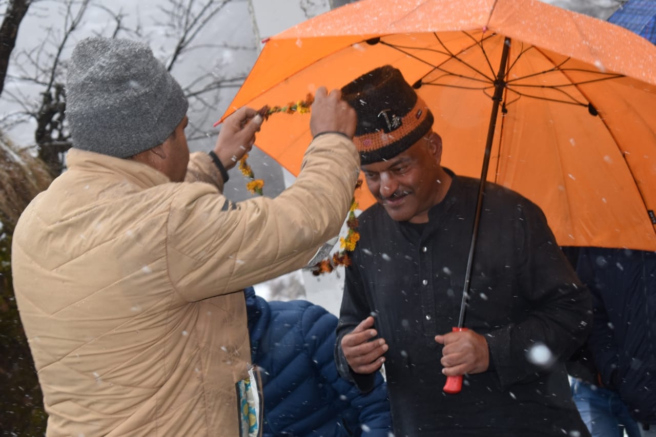 भारी बर्फबारी और माइनस 3 डिग्री टेम्परेचर में भी कर्नल का डोर टू डोर अभियान जोरों पर,पैदल पहुंच रहे हैं गांव गांव: आप