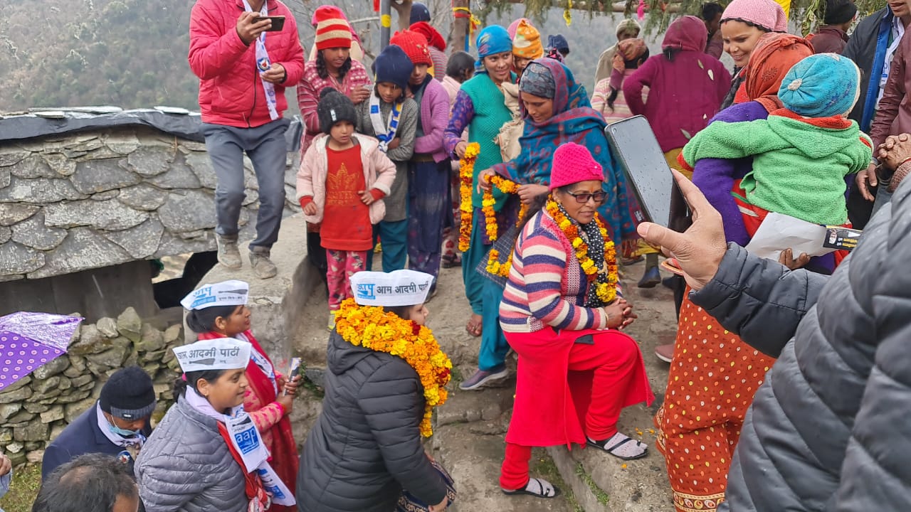 राखी बिडलान ने गंगोत्री में कई गांवों में किया डोर टू डोर प्रचार,कर्नल कोठियाल के लिए जनता से मांगे वोट: आप
