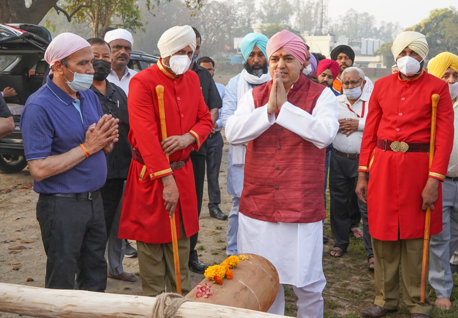 90 फीट ऊंचे नए ध्वजदण्ड को कंधों पर उठाकर श्री दरबार साहिब पहुंची संगत श्री गुरु राम राय जी महाराज व श्रीमहंत देवेन्द्र दास जी महाराज के जयकारों से निहाल हुई संगतें
