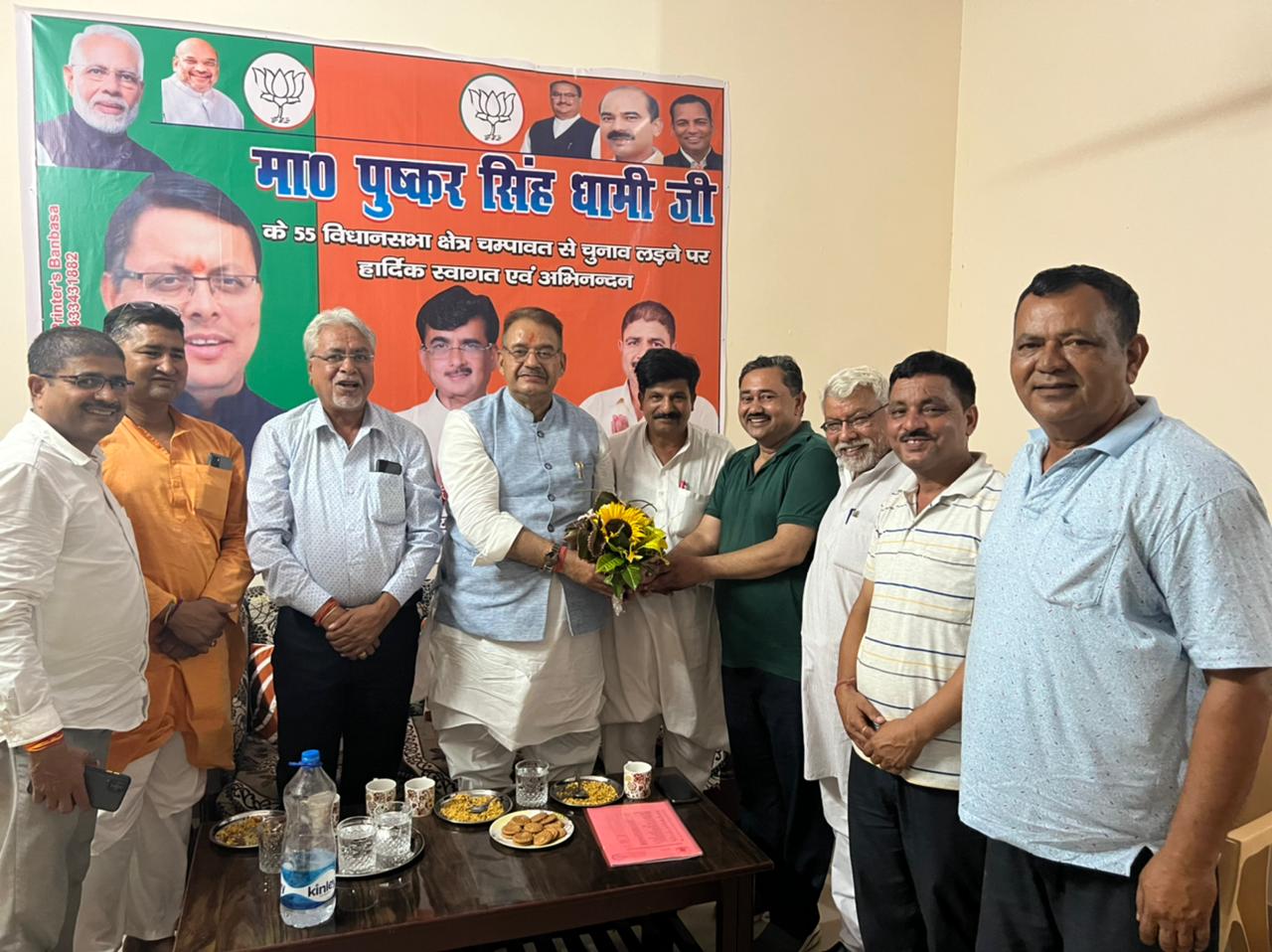चम्पावत चुनाव के लिए पूर्व सैनिकों संग बात चर्चा करते कृषि मंत्री गणेश जोशी देहरादून