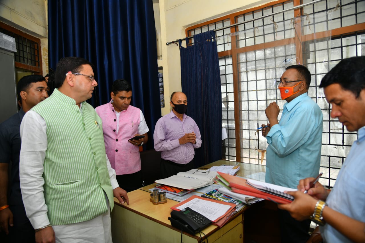 मुख्यमंत्री पुष्कर सिंह धामी ने मारा छापा, आरटीओ दिनेश पठोई को सस्पेंड कर सभी महकमो को दें डाला संदेश कि मुझे लापरवाही बर्दाश्त नहीं