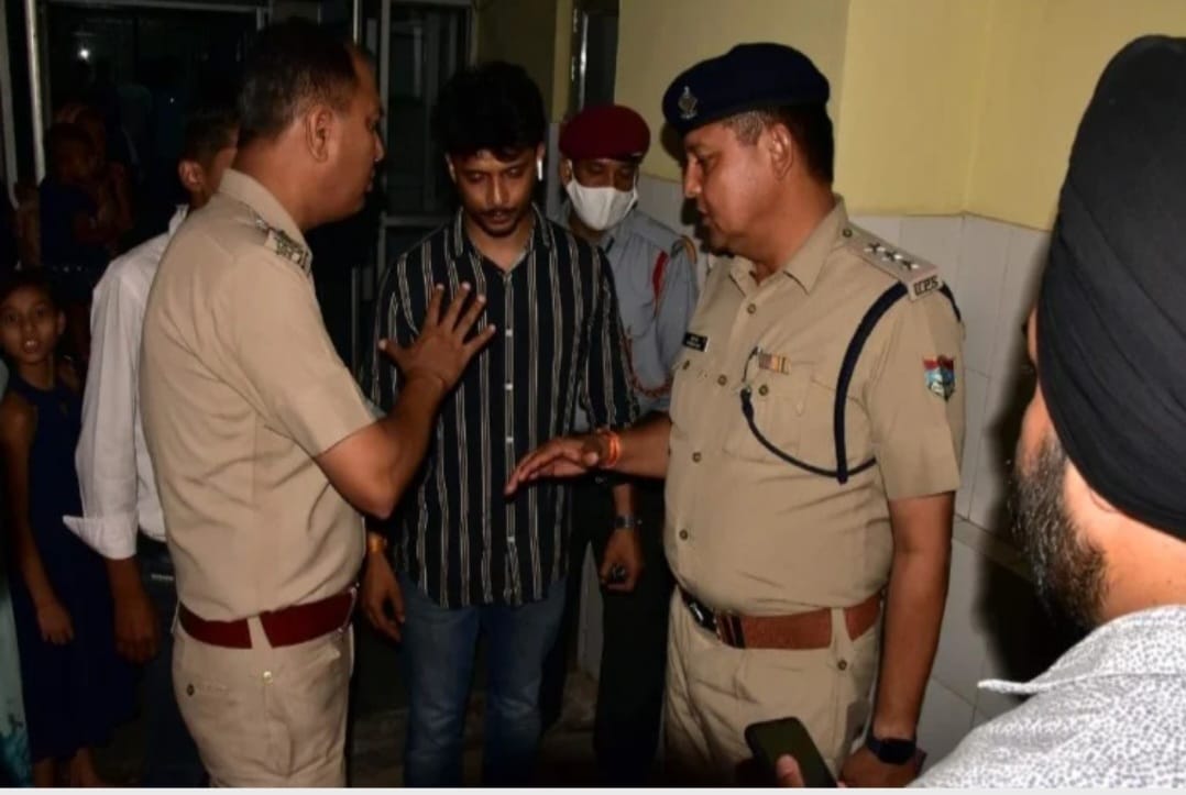 पूर्व दर्जा राज्यमंत्री और वर्तमान में रोडवेज कर्मचारी नेता ने एक बहुत ही नाटकीय और दुखद घटनाक्रम के दौरान घर के पास बने ओवरहेड टैंक पर चढ़कर पुलिस की मौजूदगी में खुद को गोली मारकर आत्महत्या कर ली।