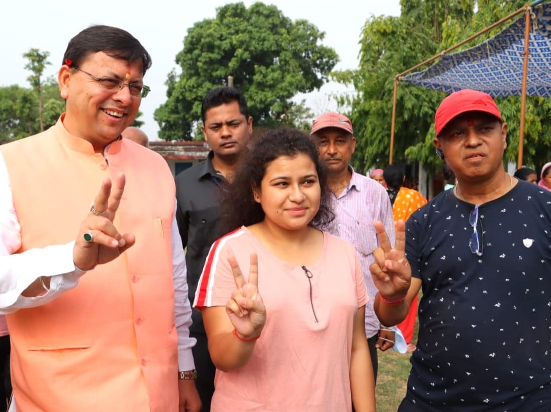 सीएम धामी ने युवा मतदाताओं का उत्साह बढ़ाया। सीएम को अपने बीच पाकर युवा भी उत्साहित नजर आए।