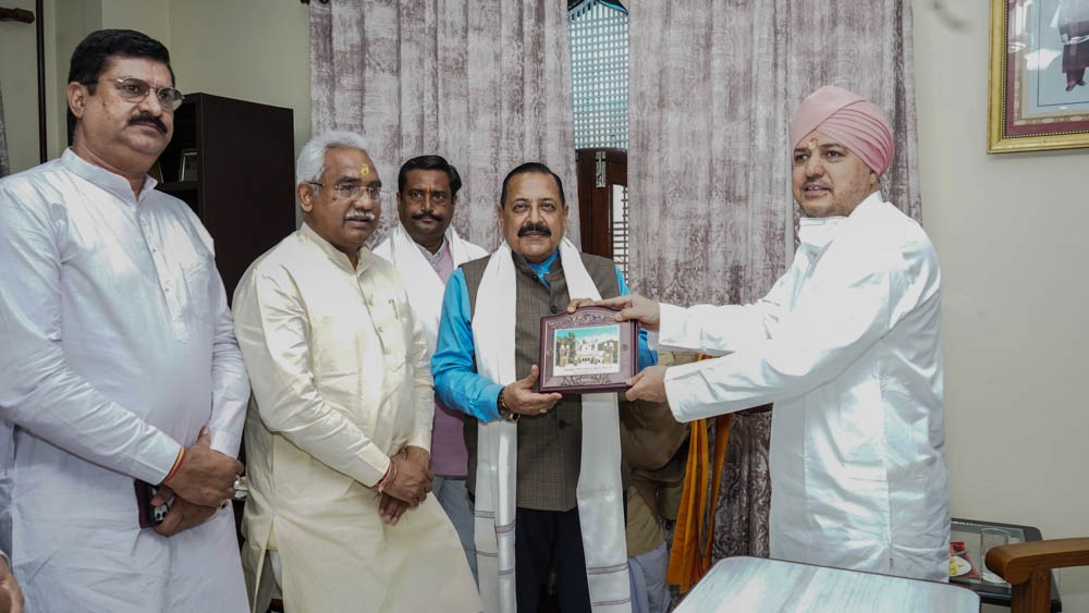 देहरादून में  केंद्रीय राज्य मंत्री   डॉ जितेन्द्र सिंह ने  श्री गुरु राम राय विश्वविद्यालय, श्री गुरु राम राय इंस्टीट्यूट ऑफ मेडिकल एण्ड हेल्थ साइंसेज, श्री महंत इन्दिरेश अस्पताल व श्री गुरु राम राय एजुकेशन मिशन की ओर से किए जा रहे कार्यो की सराहना की