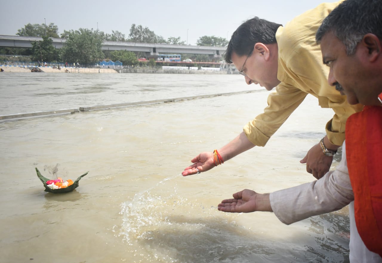 हरिद्वार: मुख्यमंत्री पुष्कर सिंह धामी ने गुरुवार को कनखल स्थित शंकराचार्य आश्रम में जगत्गुरू शंकराचार्य राजराजेश्वराश्रम से शिष्टाचार भेंट की तथा उनका आशीर्वाद प्राप्त किया।