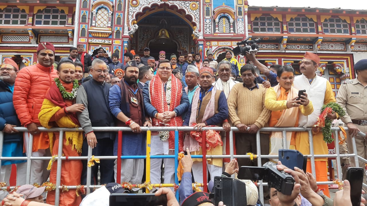 मुख्यमंत्री पुष्कर सिंह धामी ने शुक्रवार को श्री बद्रीनाथ पहुॅचकर मास्टर प्लान के तहत संचालित कार्यो का स्थलीय निरीक्षण किया। उन्होंने अधिकारियों को मास्टर प्लान के तहत संचालित कार्यों में तेजी लाने के निर्देश दिए।