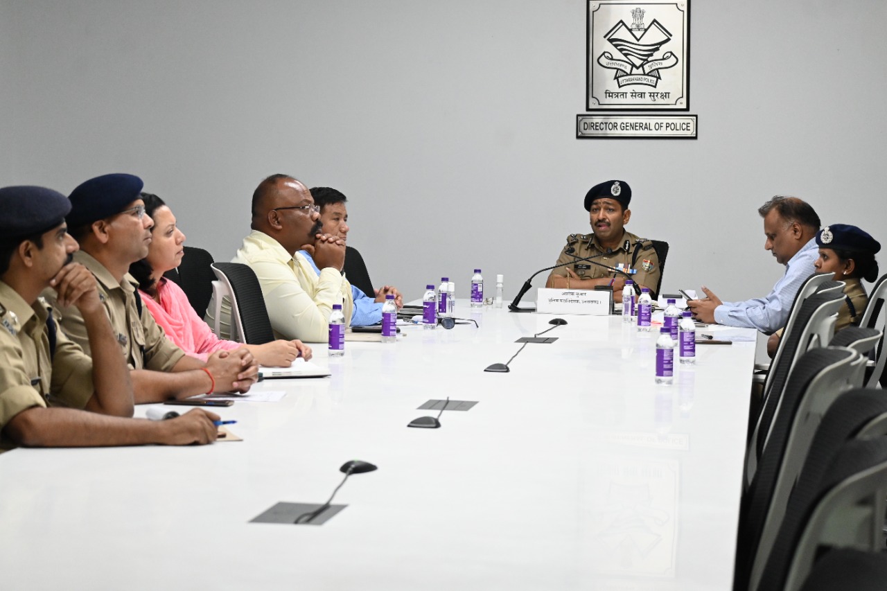 डीजीपी अशोक कुमार ने समस्त जनपद प्रभारियों को अलर्ट रहने हेतु निर्देशित किया। उन्होंने कहा कि कोचिंग सेन्टर संचालकों एवं प्रदर्शनकारी युवाओं से वार्ता करें और यह सुनिश्चित कर लें कि किसी भी स्थिति में शान्ति एवं कानून व्यवस्था प्रभावित न हो