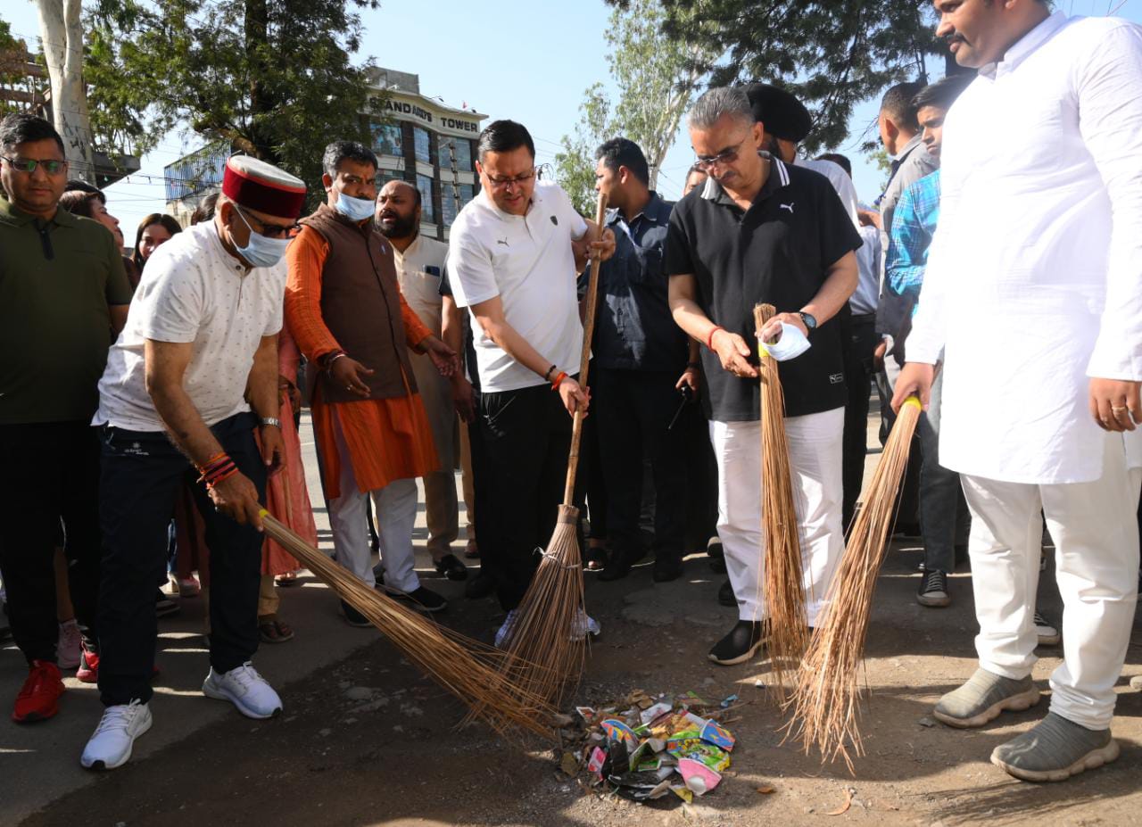 शहर की सुंदरता एवं स्वच्छता से ही पर्यटक में शहर के प्रति अच्छा संदेश जाता है। उन्होंने देहरादून शहर को पूरी तरह क्लीन एवं ग्रीन रखने की बात कहते हुए स्वच्छता को सहभागिता से किया जाने वाला कार्य बताया।
