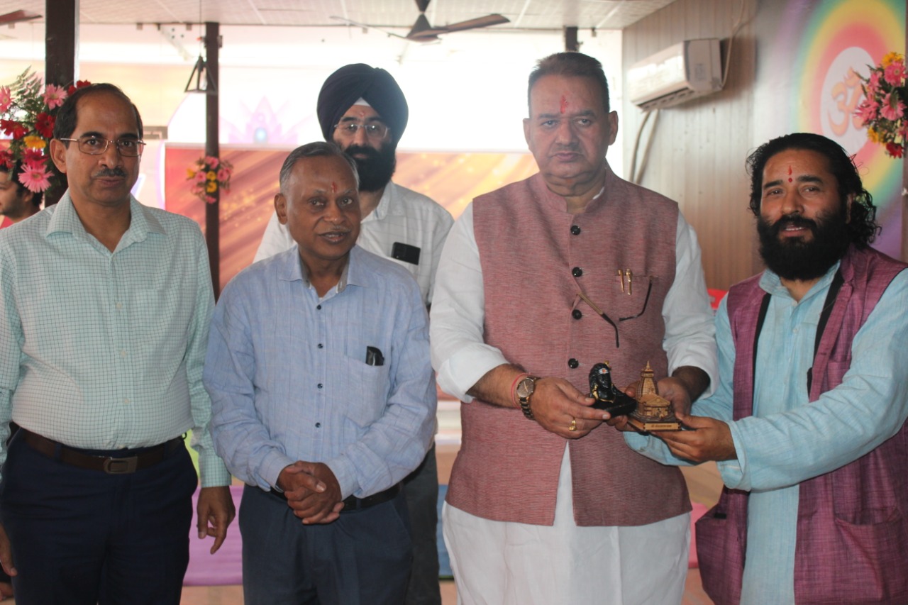 अंतरराष्ट्रीय योग सप्ताह के अवसर पर उत्तराखंड को वैलनेस हब बनाने के संकल्प के साथ आज दून योगपीठ देहरादून द्वारा हाथीबड़कला देहरादून में देवभूमि संजीवनी योग और वैलनेस केंद्र का शुभारंभ किया गया।
