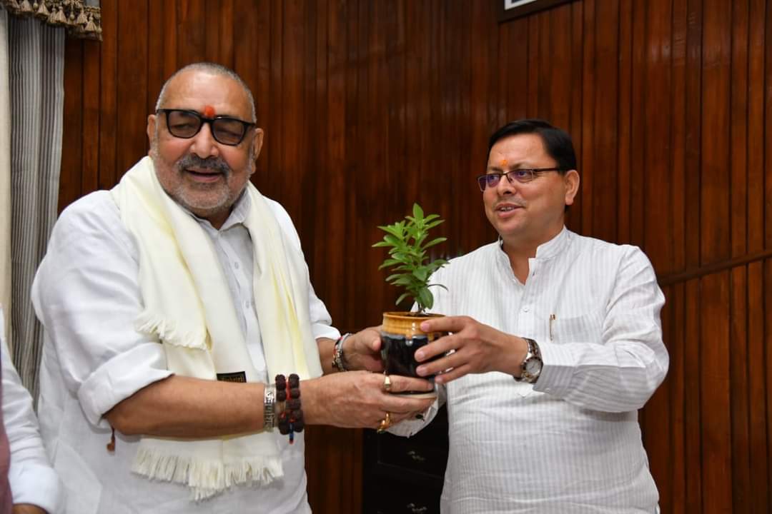 मुख्यमंत्री धामी ने केन्द्रीय मंत्री से प्रधानमंत्री ग्रामीण सड़क योजना के कार्यों को पूर्ण करने की समय सीमा मार्च 2023 तक बढ़ाये जाने एवं योजना के अधीन व्यय होने वाली धनराशि की समय सीमा को भी सितम्बर, 2022 से मार्च 2023 तक बढ़ाये जाने का अनुरोध किया।