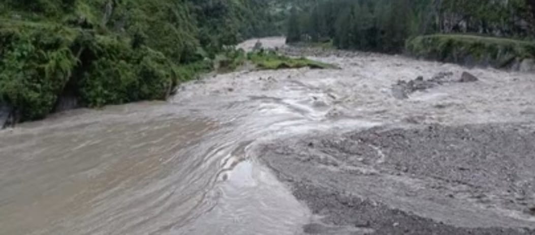 कल देर रात से हुई भारी बारिश और भूस्खलन ने उत्तराखंड में कहर बरपाया है उत्तराखंड में अभी तक चार मौत हो चुकी हैं। 13 लापता और 12 लोग घायल है पलक झपकते ही घर मलबे में तब्दील हो गये है तो कही हादसे में एक ही परिवार के सात लोग मलबे दबे जिनमे से दो शव निकाल लिए गए हैं।