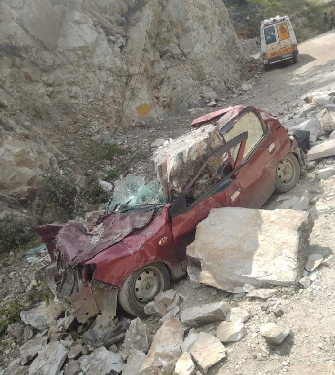 हादसों का रविवार : उत्तराखंड के पहाड़ों में कार के ऊपर चट्टान गिरने से दो लोगो की दर्दनाक मौत
